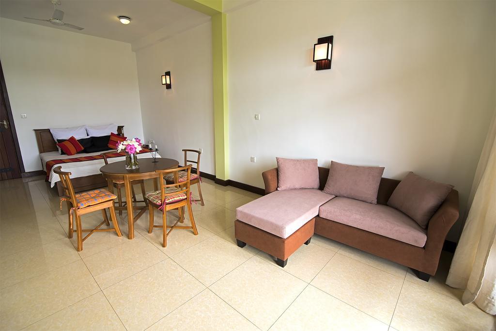 Thumbelina Apartments & Hotel Aluthgama Buitenkant foto