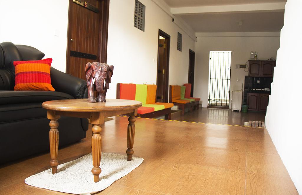 Thumbelina Apartments & Hotel Aluthgama Buitenkant foto