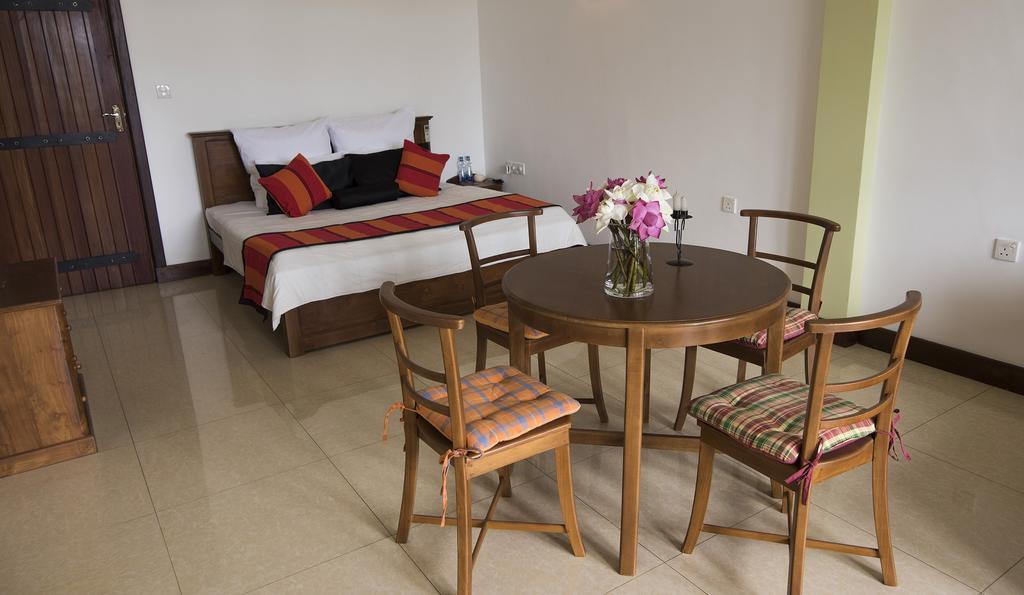 Thumbelina Apartments & Hotel Aluthgama Buitenkant foto