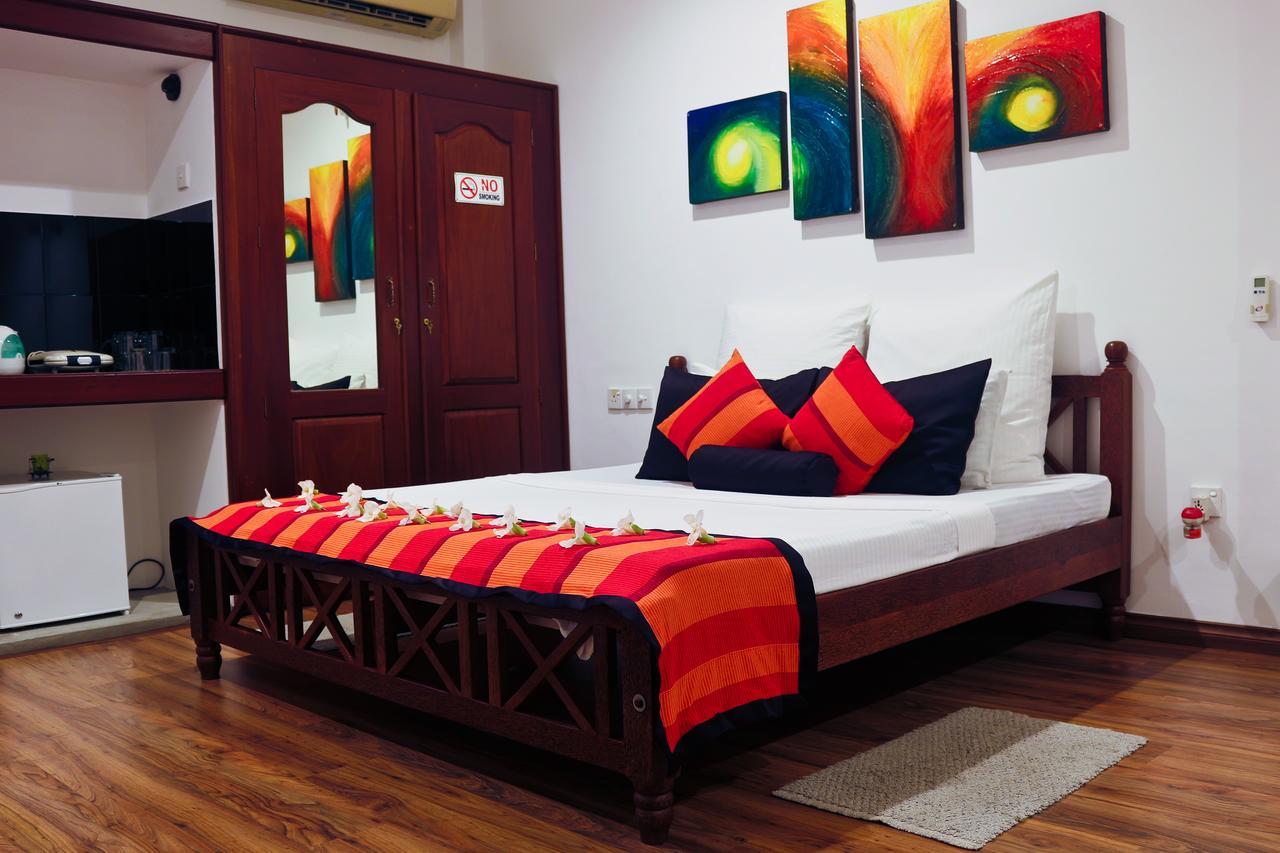 Thumbelina Apartments & Hotel Aluthgama Buitenkant foto
